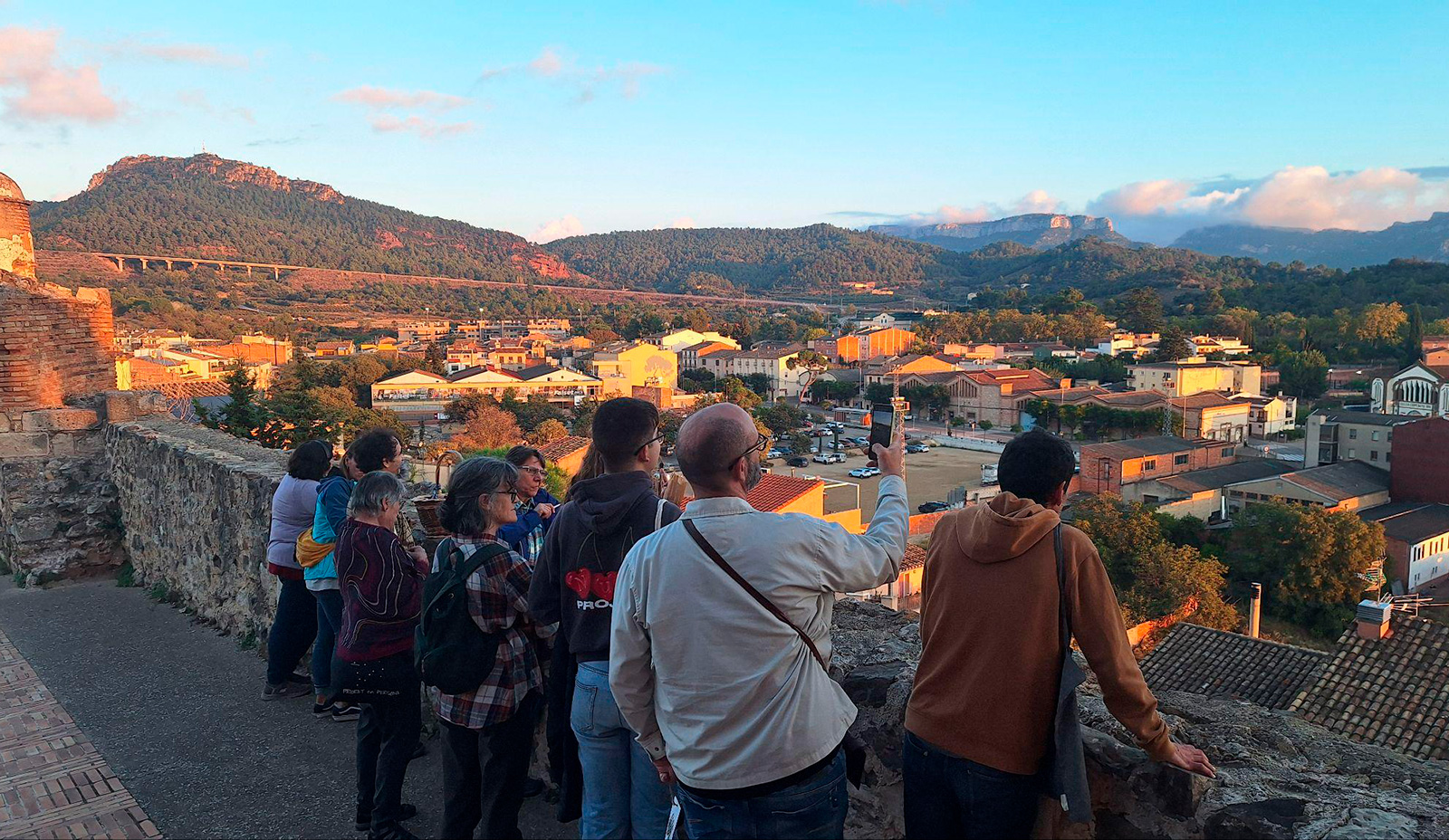 El grup mirant Falset des de la muralla, amb el Montsant al fons