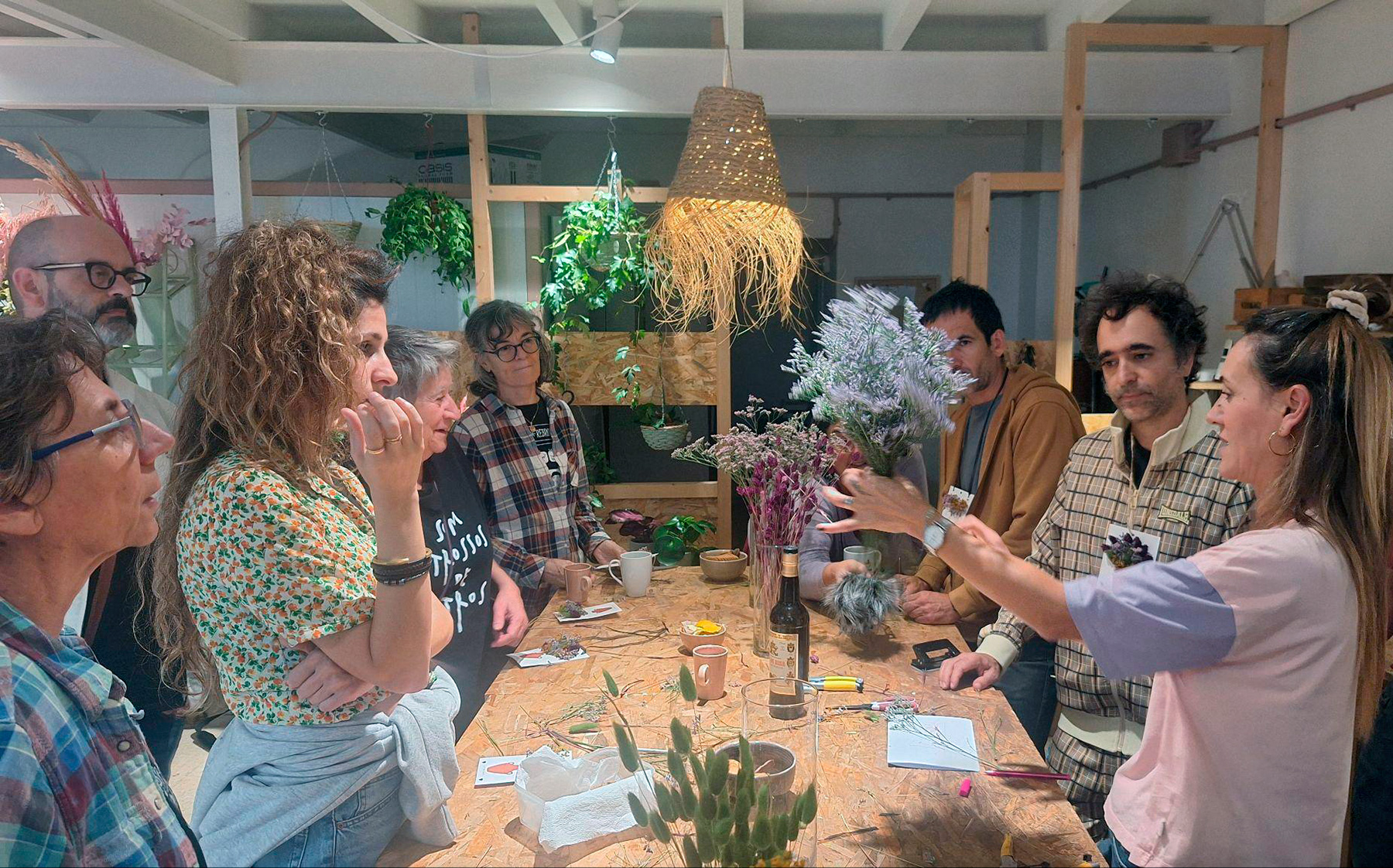 El taller de rams de flors seques a la floristeria de la Marta